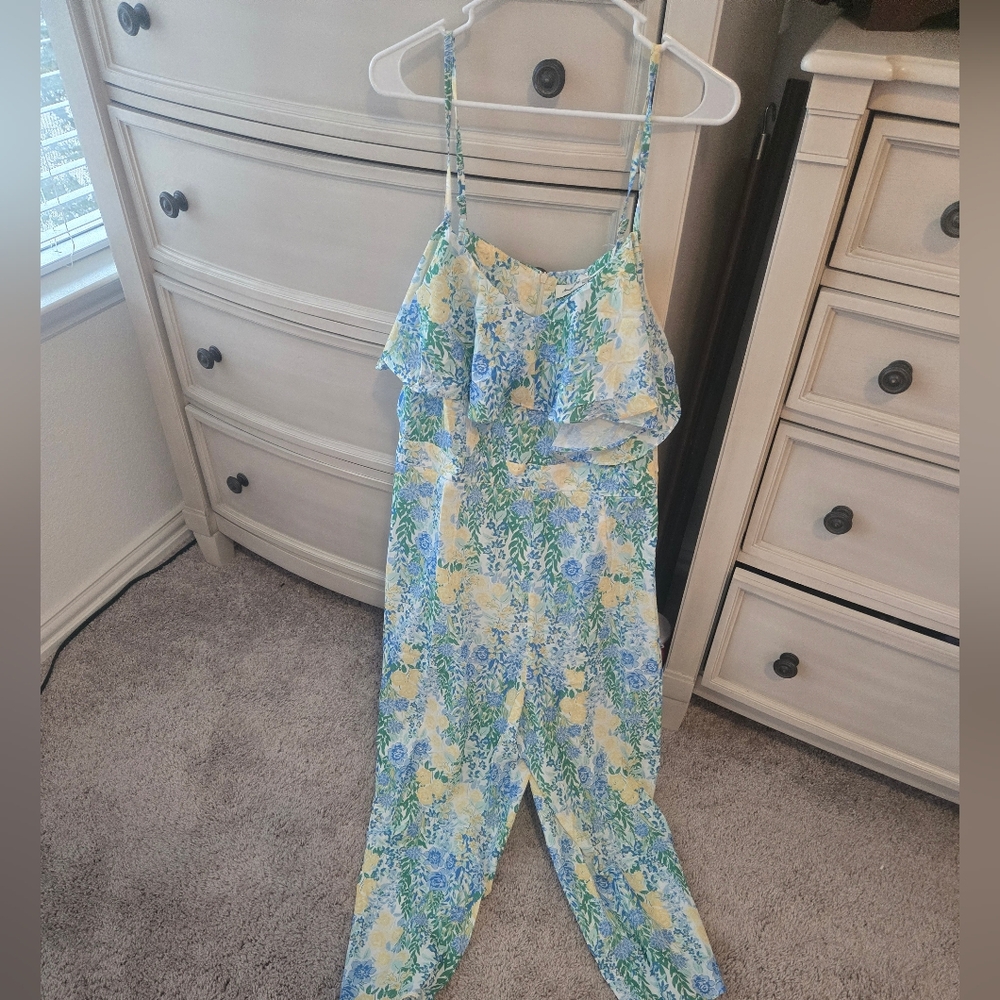 Accessorize me ! Size 8 sandals and jewelry.